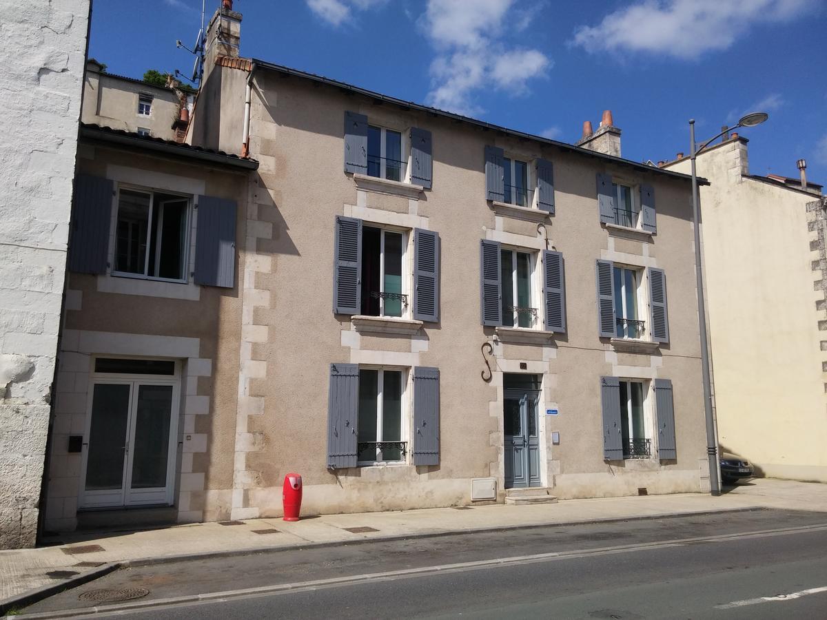 Les Trois Fontaines Panzió Poitiers Kültér fotó